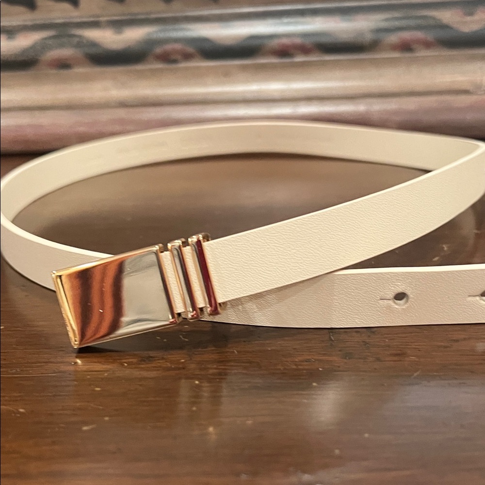 Women's Medium Loft Versa Cream Leather Belt with Gold Buckle NWOT